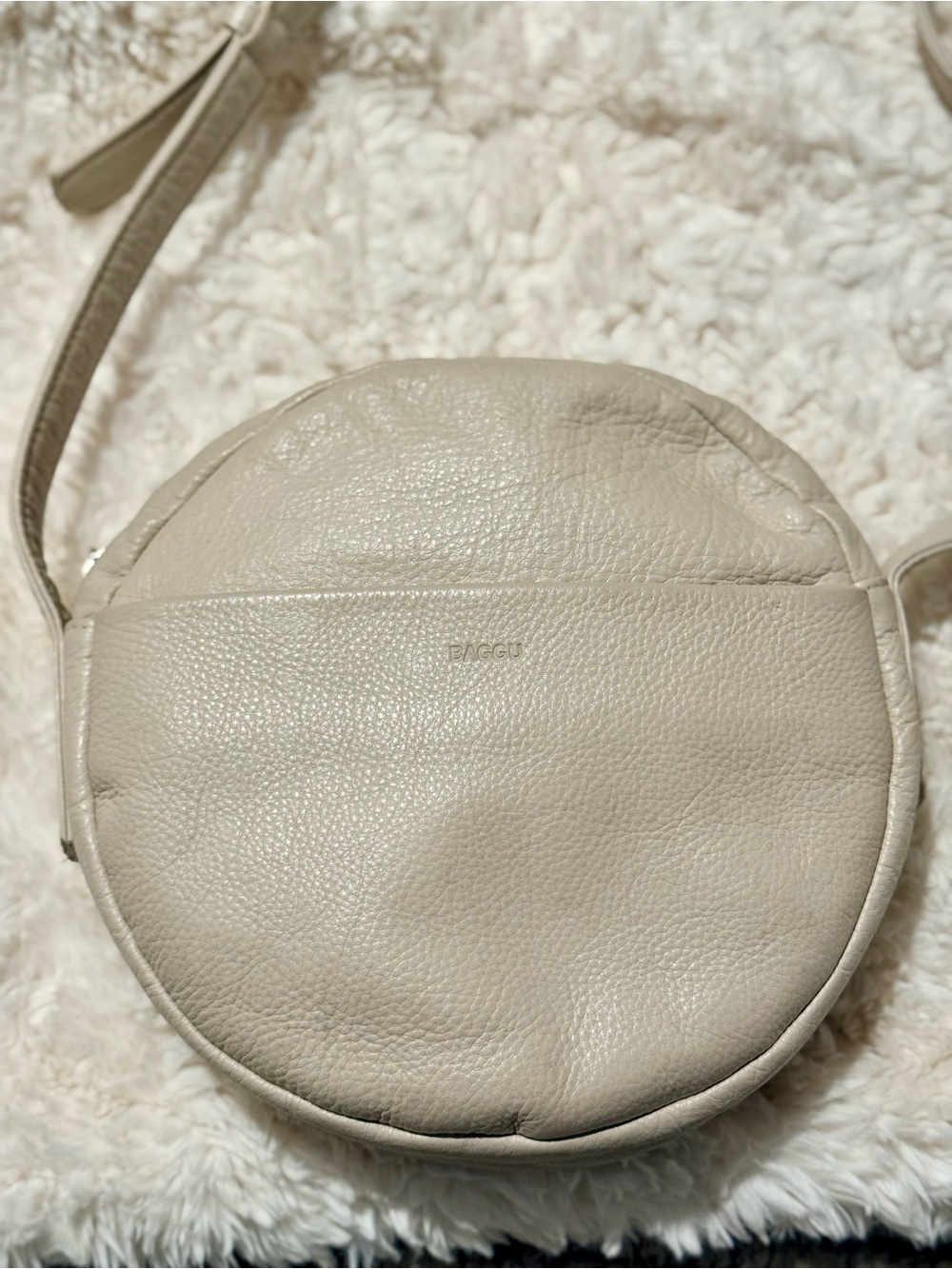 BAGGU Circle Purse in Stone 
Pebbled Leather.